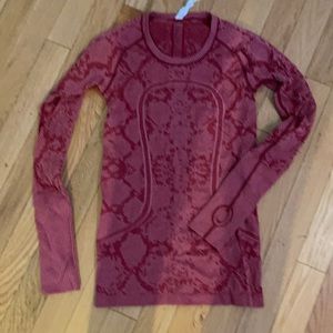 Long sleeved work out shirt lululemon